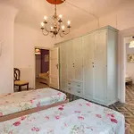 Apartment & Rooms In Lucca Center -
